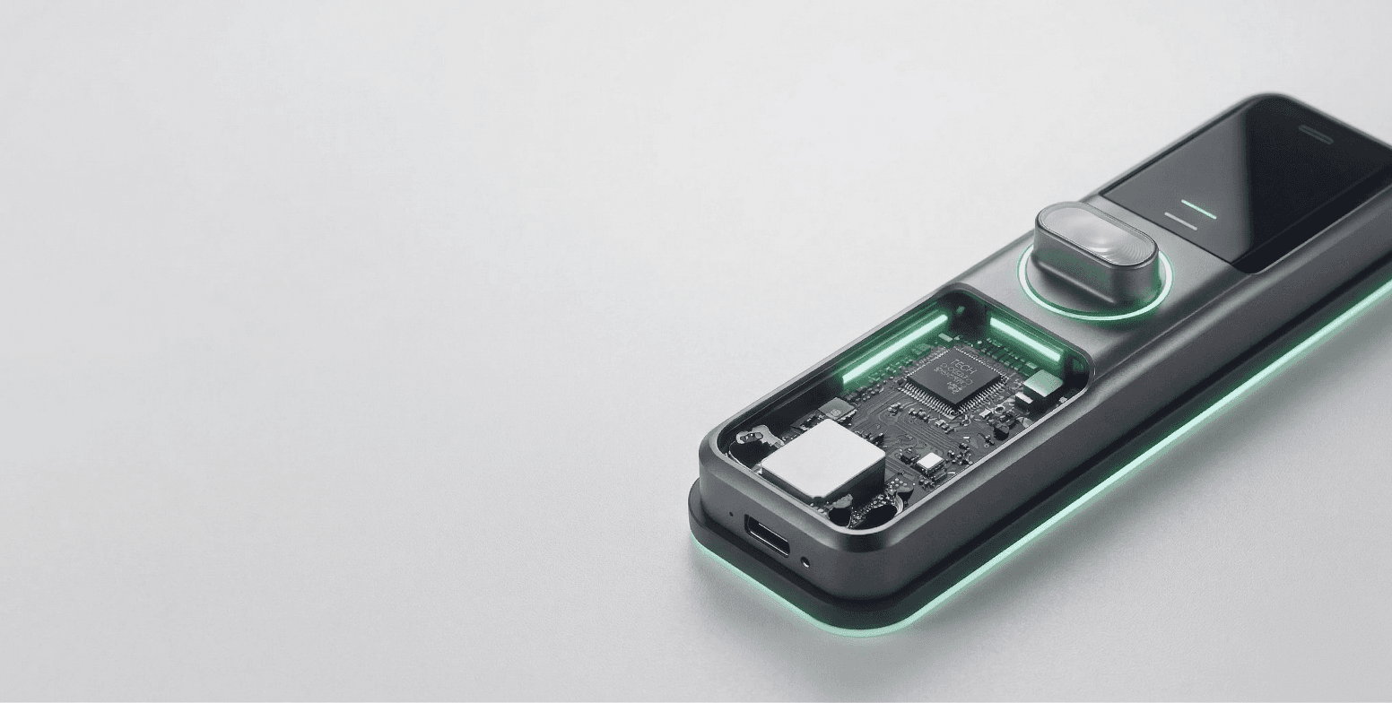 Smartes Türschloss mit geöffnetem Gehäuse und grüner LED-Beleuchtung
